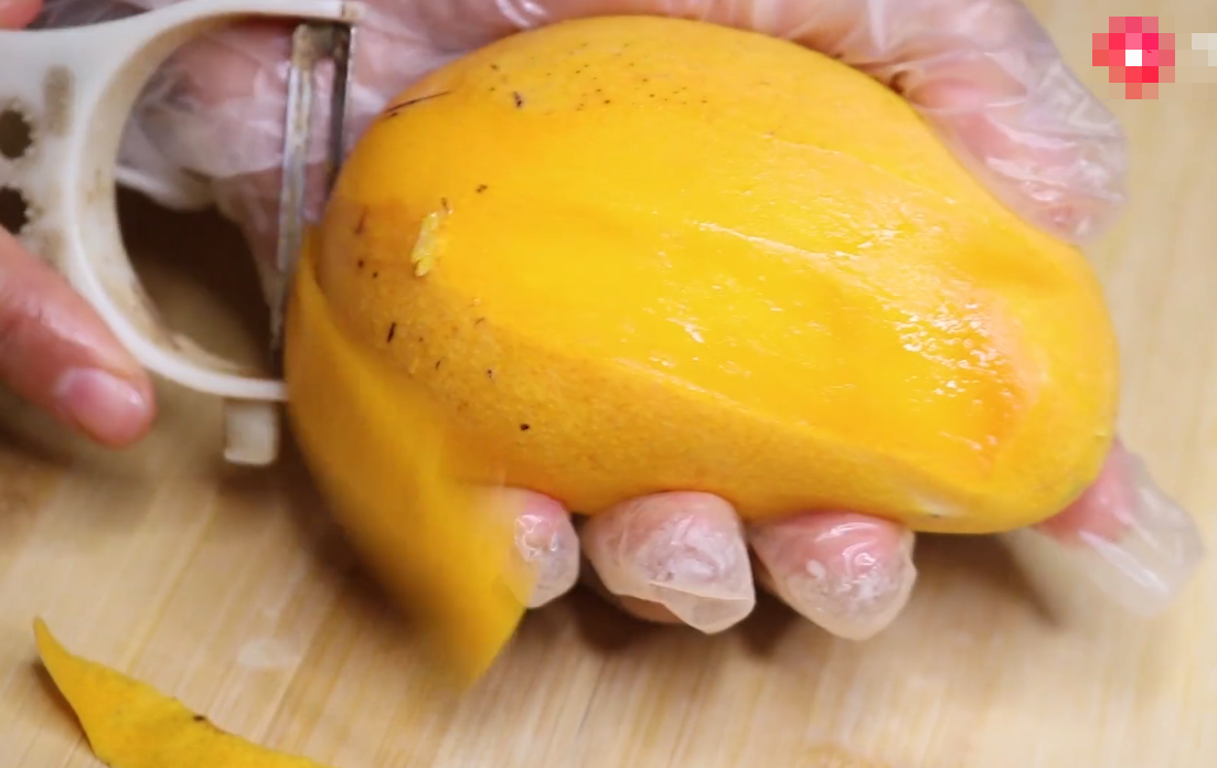 今天才知道芒果去皮去核这么简单学会这一招轻松剥出芒果肉