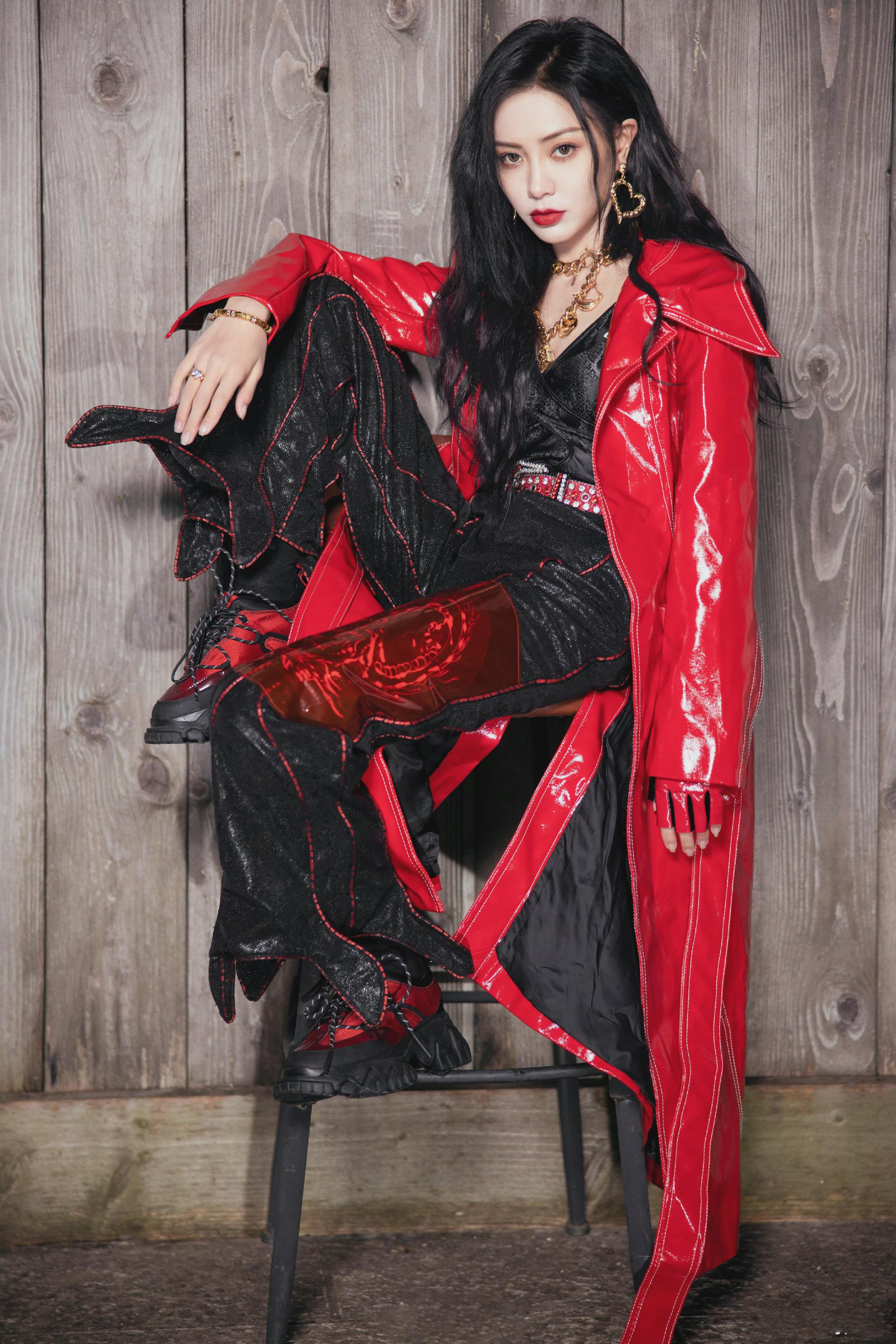 谢可寅最新舞台造型来袭,身穿红色长款皮衣内搭黑色露腰吊带__财经