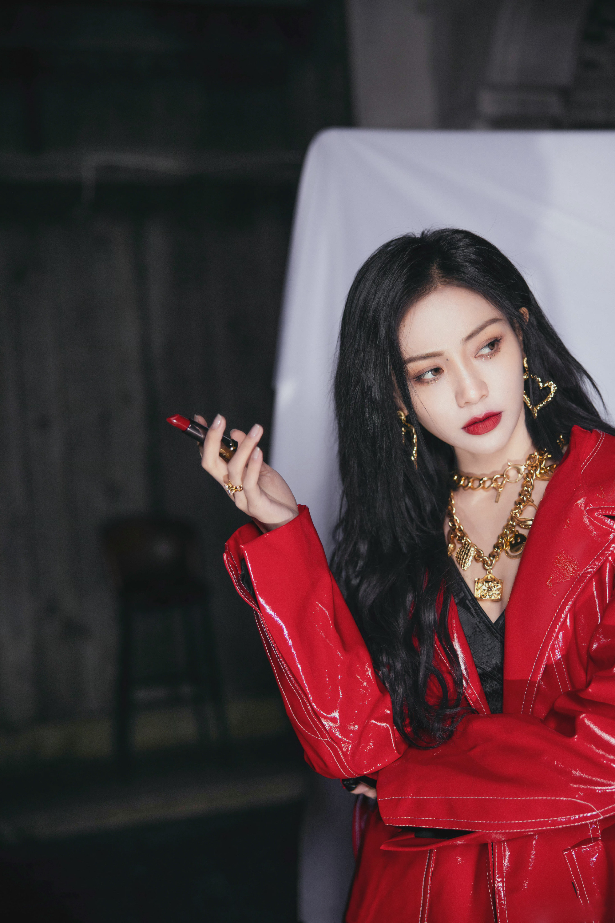 谢可寅最新舞台造型来袭,身穿红色长款皮衣内搭黑色露