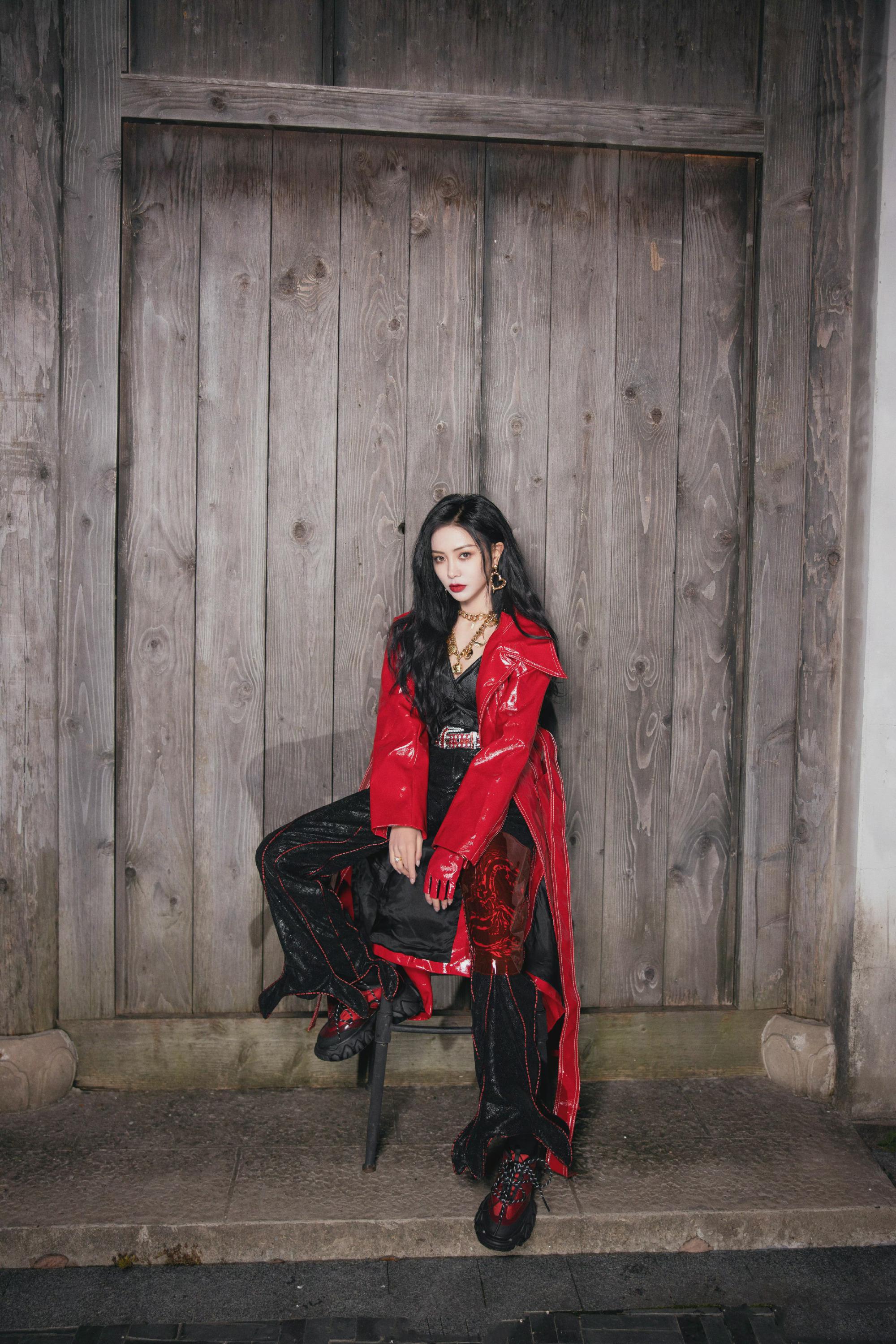 谢可寅最新舞台造型来袭,身穿红色长款皮衣内搭黑色露腰吊带__财经