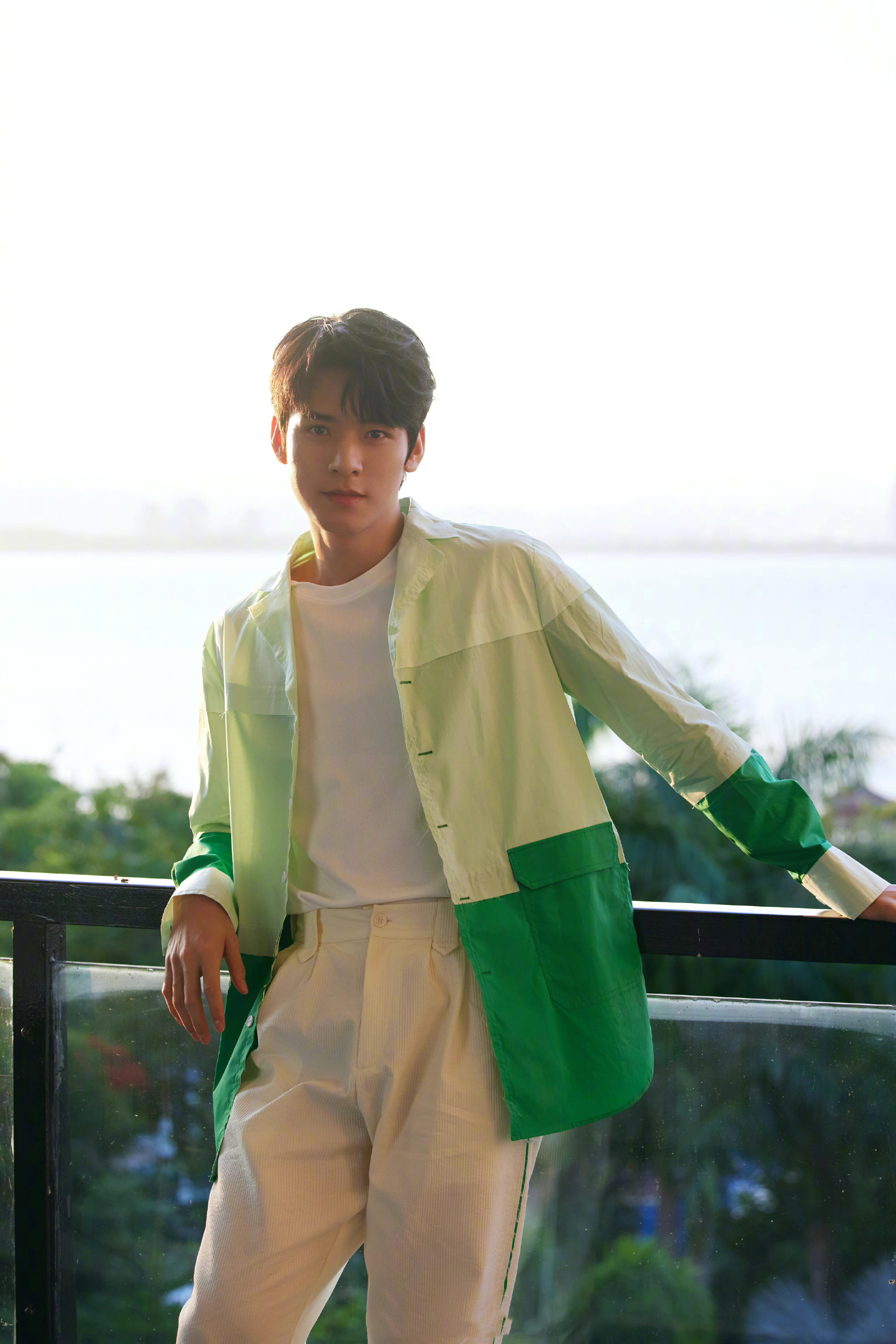 龚俊身穿绿衬衫白体恤简单穿搭出镜把综艺造型穿得清爽好看