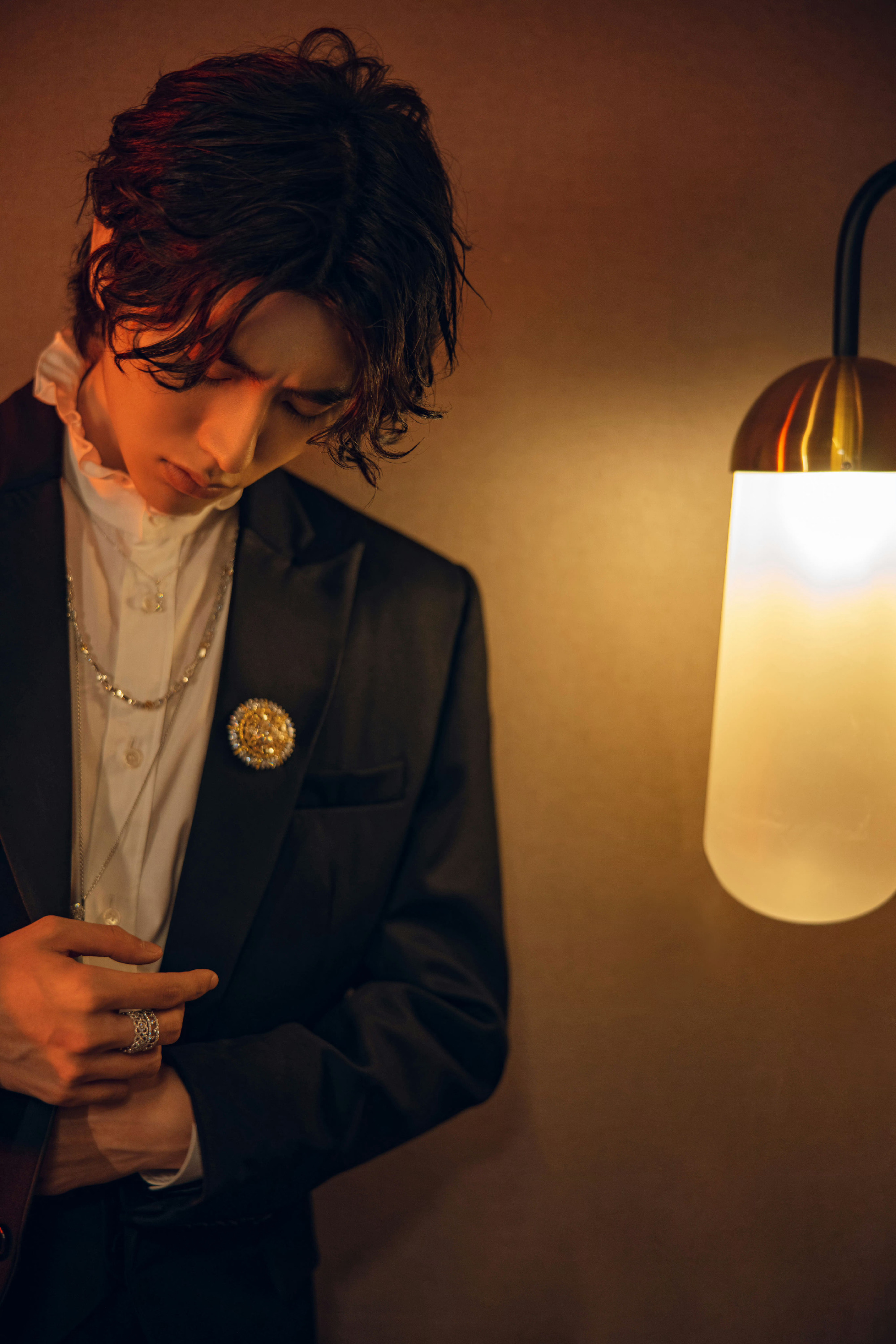 卷发是男明星千篇一律发型里的惊喜