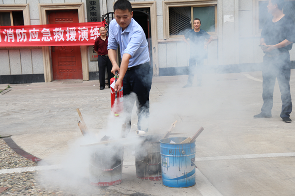演练结束后,公司副总工程师洪德红对此次演练进行了总结,并对安全生产