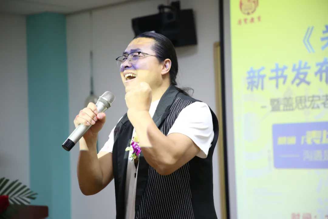 对于《关键沟通》展开论坛,而后作者盖思宏的良师陈海琴,益友肖鸿钧