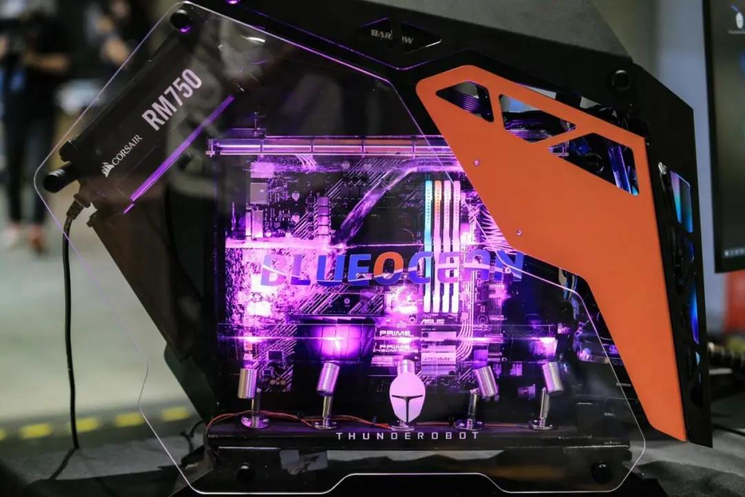 机箱内部的热流道设计,搭配外部的导热液循环散热模组,可使液体经由