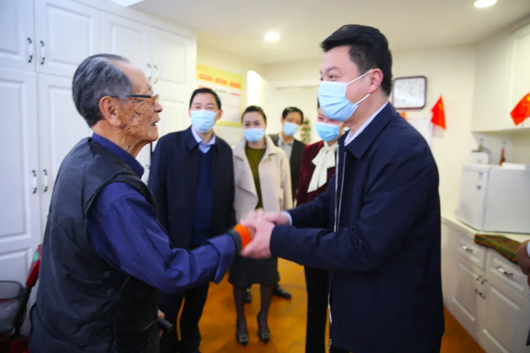 信阳市民政局局长郑刚一行莅临河南圣德健康养护中心检查指导工作