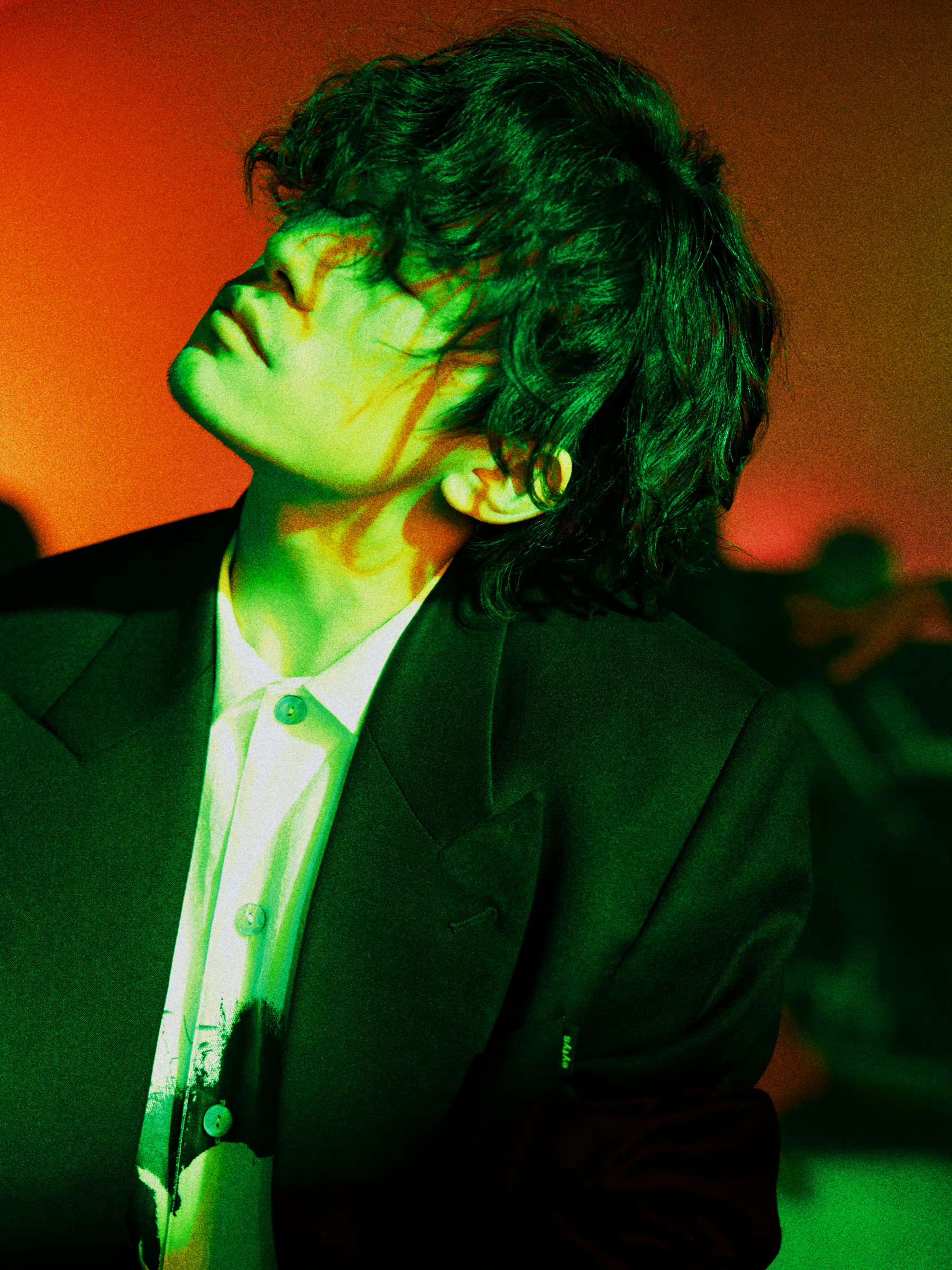 卷发是男明星千篇一律发型里的惊喜