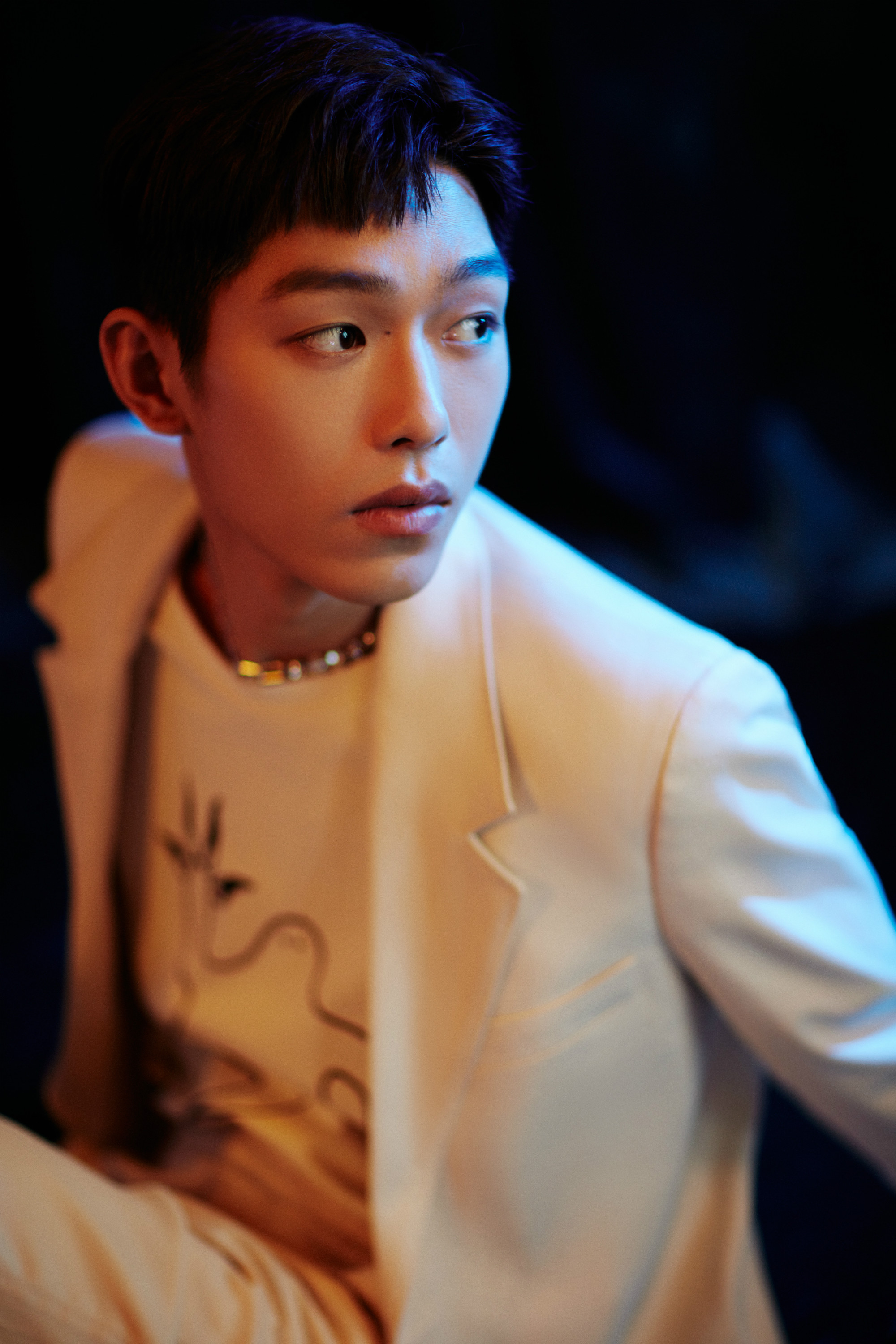 王锵获年度时尚突破演员奖白茶少年气质清朗