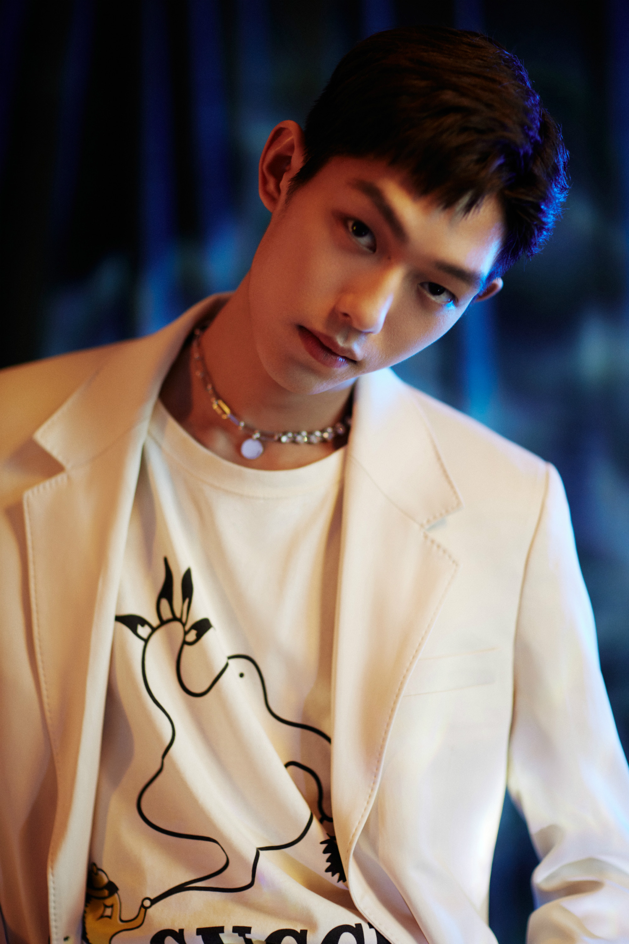 王锵获年度时尚突破演员奖白茶少年气质清朗