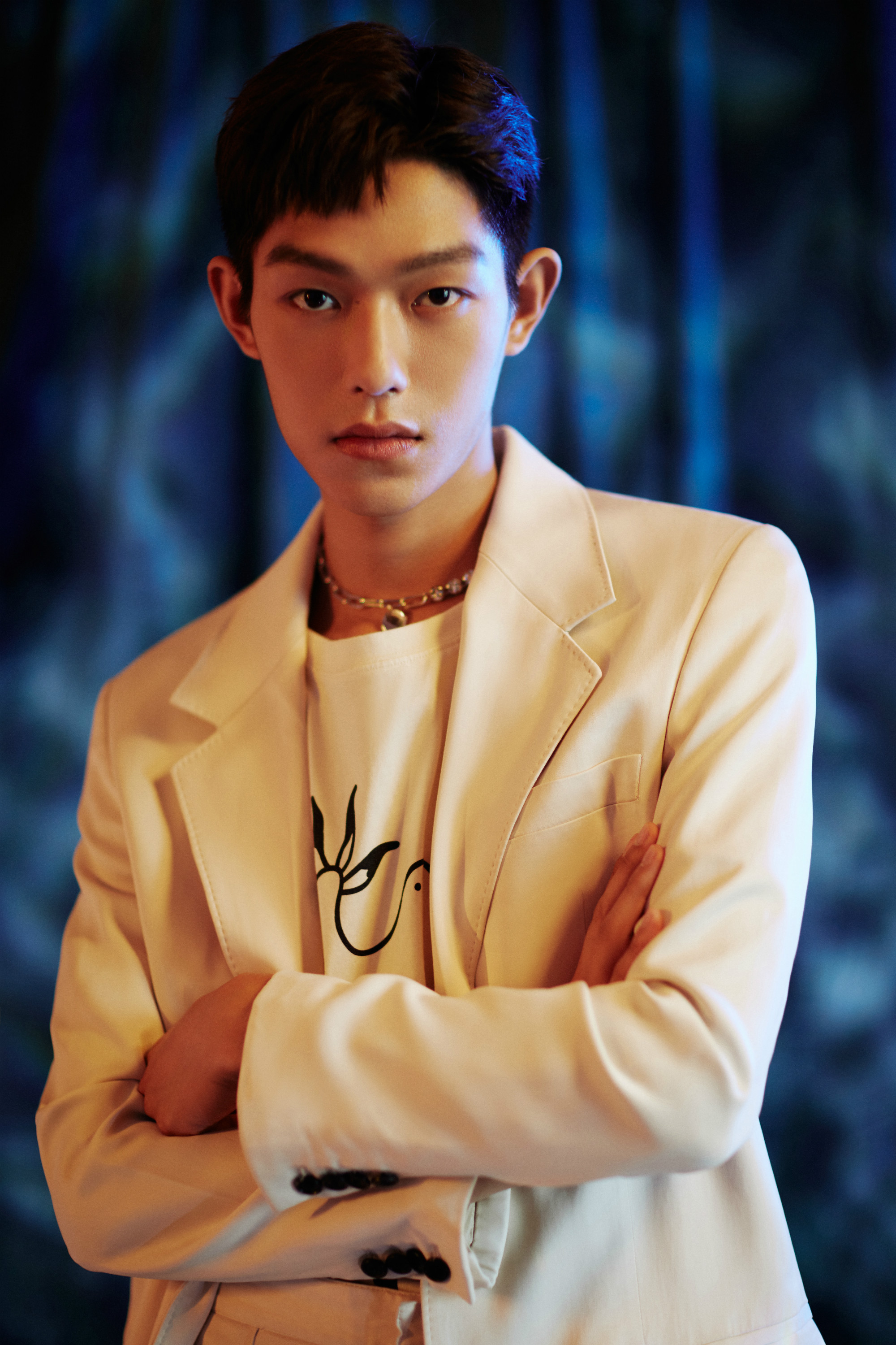 王锵获年度时尚突破演员奖白茶少年气质清朗