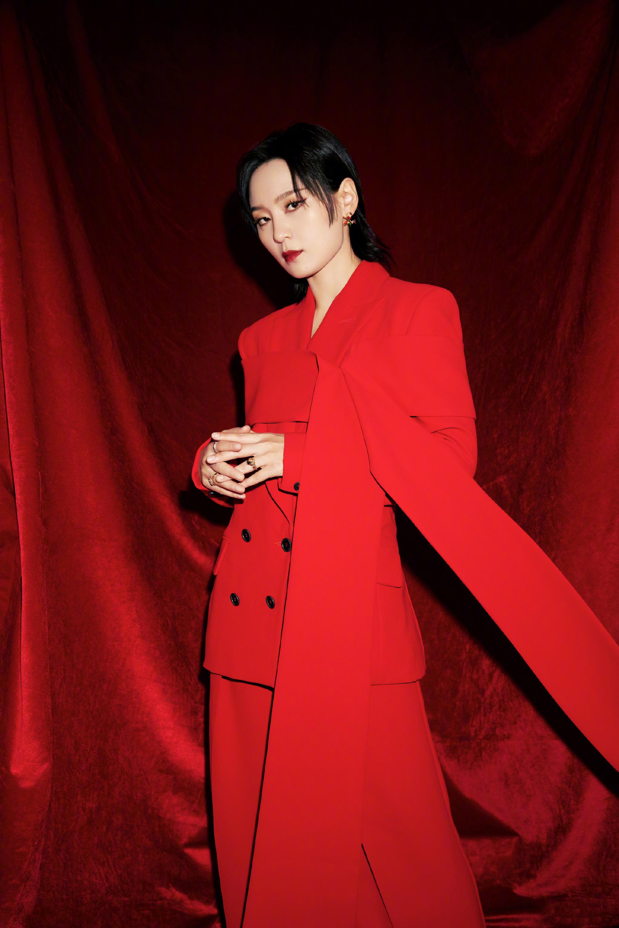 周笔畅身穿红色西服套装出镜搭配精致的红唇与利落黑色短发