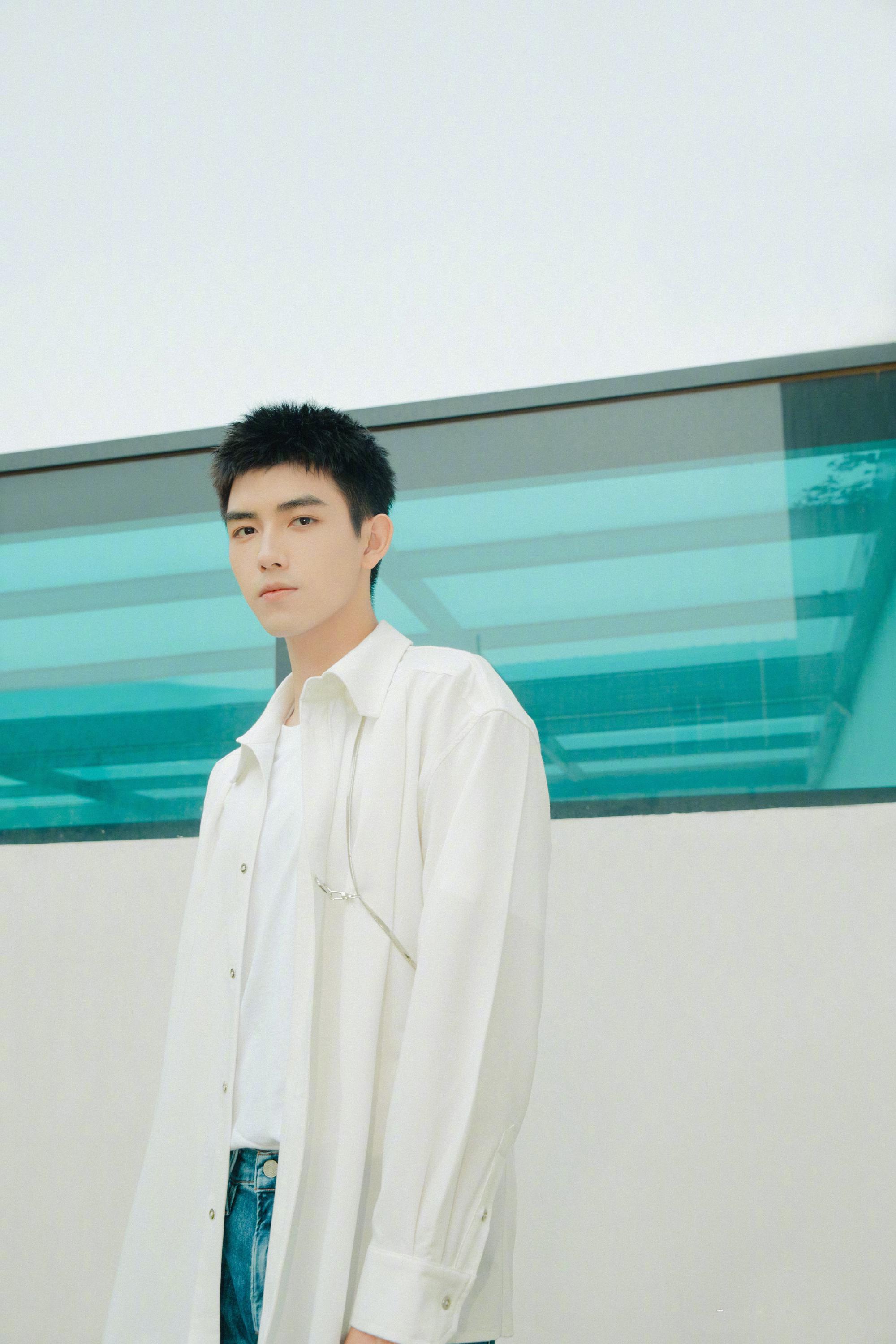 陈飞宇520清爽少年感大片释出,白衬衫搭配牛仔裤__财经头条