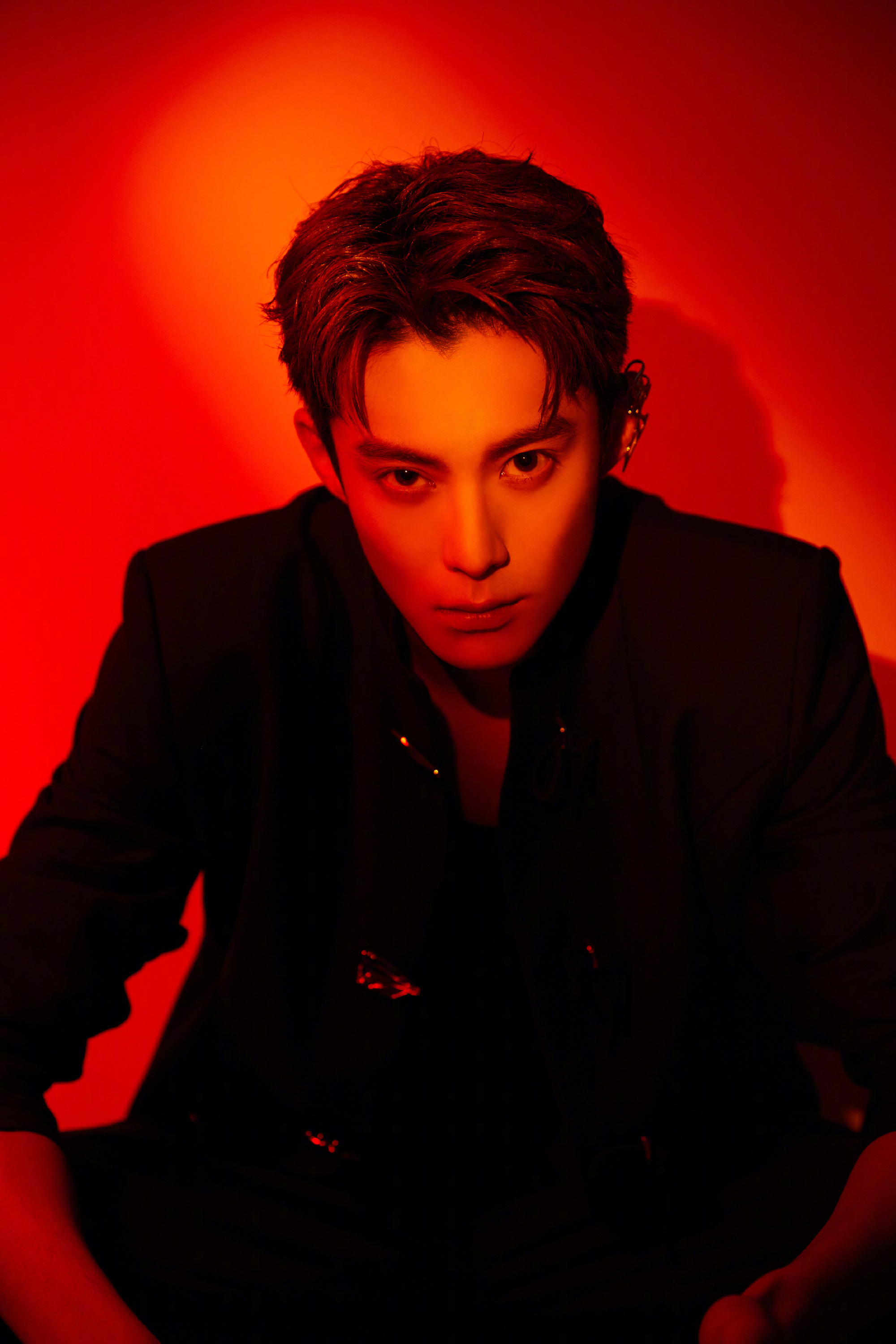 王鹤棣大片一睹为快交织的光影英俊的脸庞完美的眼神杀