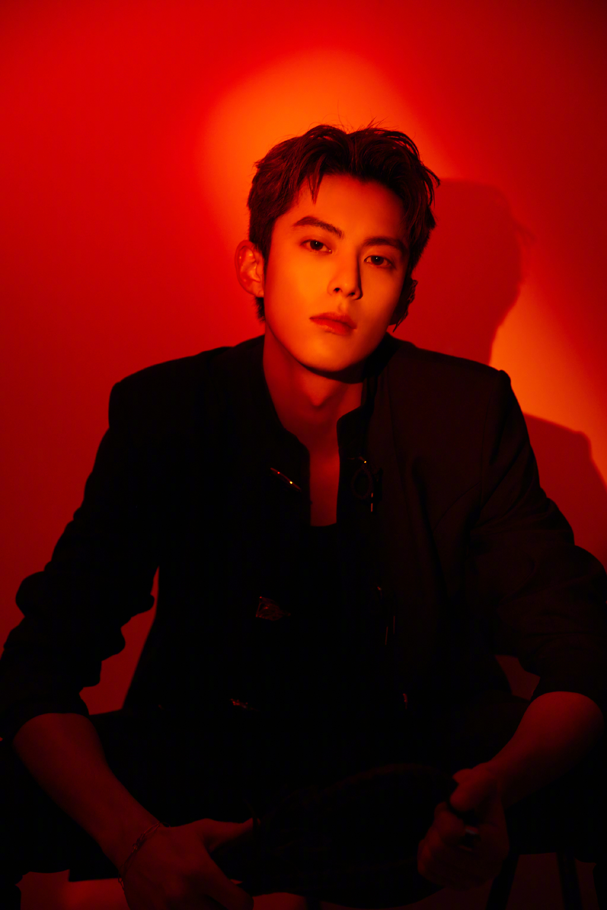 王鹤棣大片一睹为快交织的光影英俊的脸庞完美的眼神杀