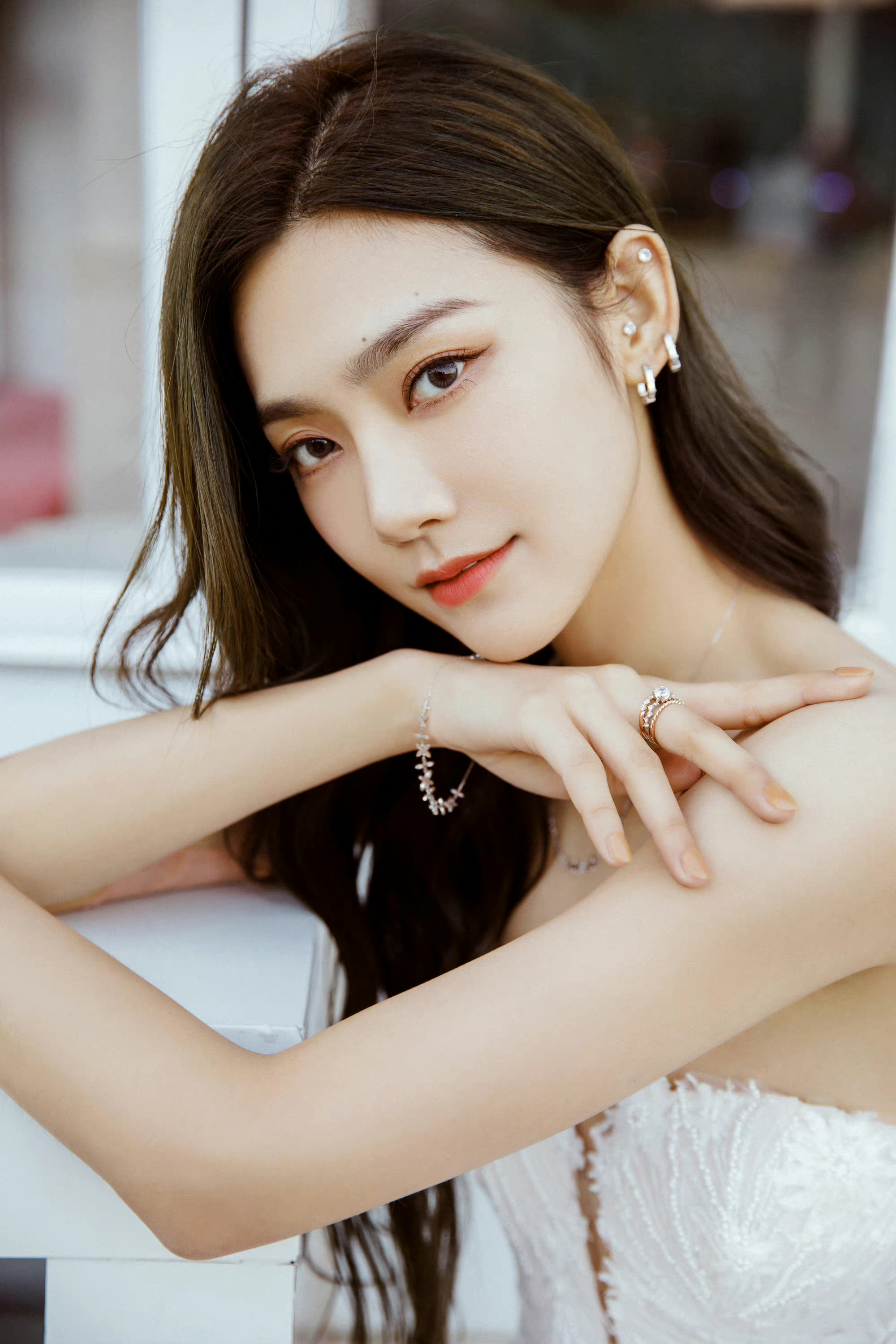 曾可妮身穿白色抹胸纱裙,波浪卷发复古优雅,展现绝美好身材