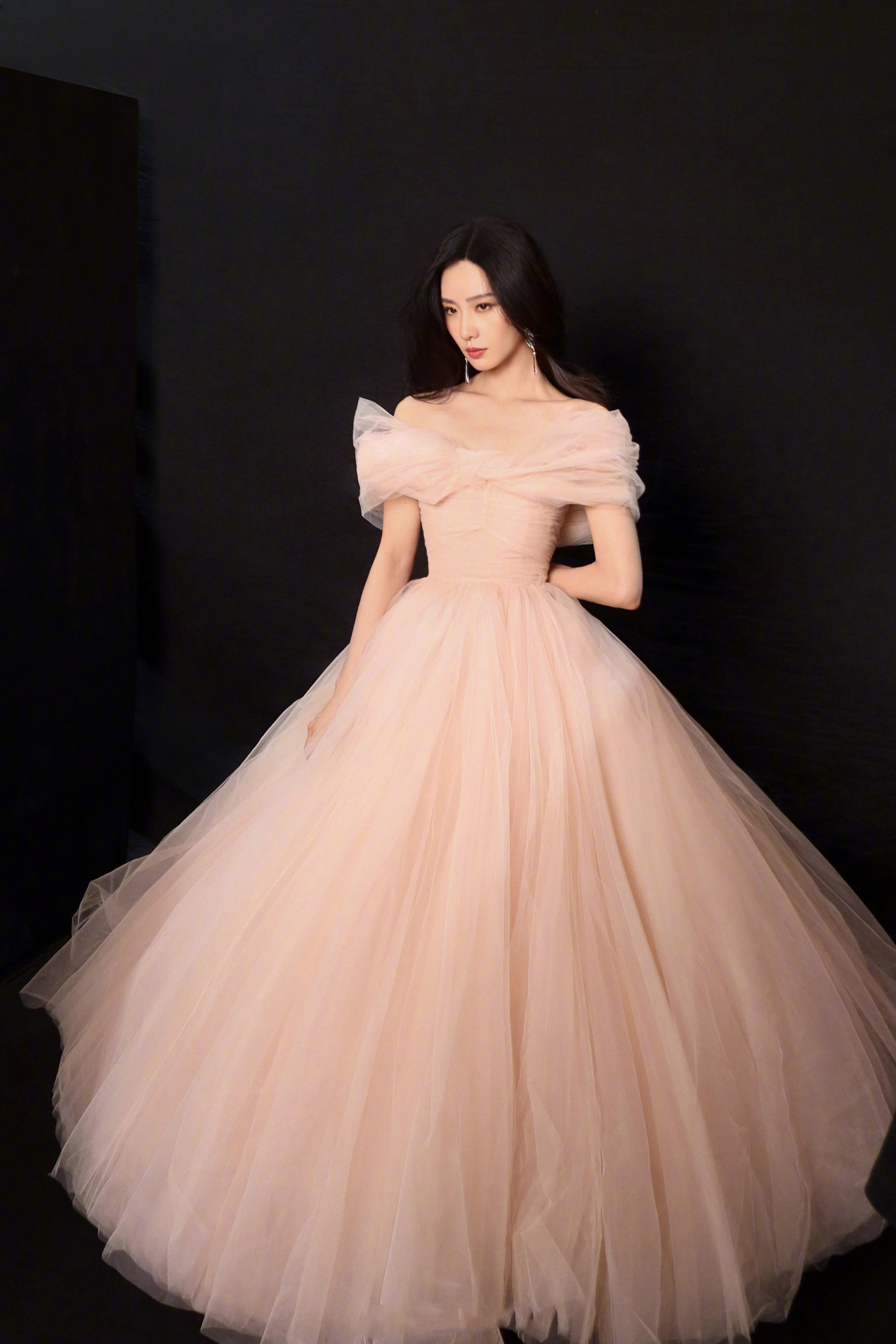 女明星出席活动的礼服造型各个惊艳美丽