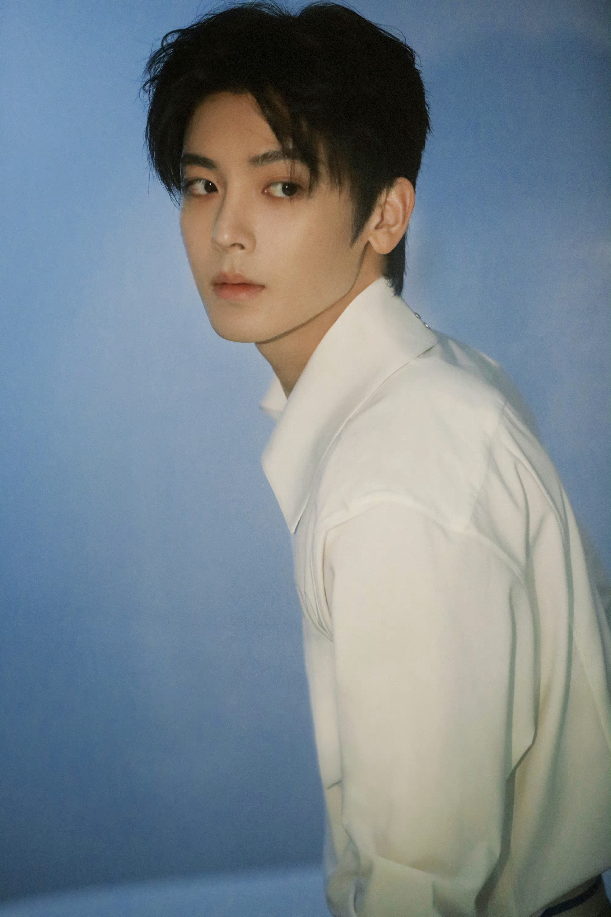 侯明昊最新写真,与白衣适配度满分,自带清冷氛围感_高清图集_新浪网
