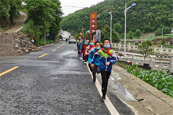 镇坪县华坪小学举行防汛防滑应急演练
