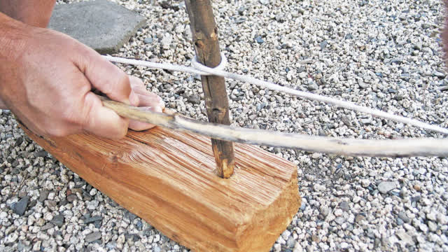 野外求生,教你如何钻木取火,贝爷就用过这招