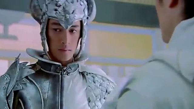 景天带上飞蓬的头盔立马变脸,说自己是飞蓬将军,精彩