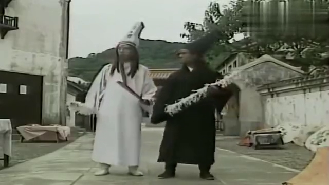 02:30 新白娘子传奇:黑白无常人间行走,发现门神被青蛇钉在门上 01:27