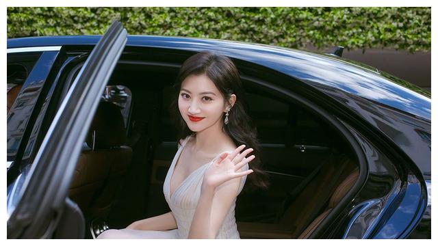 素颜镜头下的景甜变化大,颜值和身材都达到了双s标准,美得冒泡