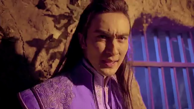 拿出绝世神兵一剑震开她 02:33 世尊杖行千骨,当小骨拿出掌门宫羽时