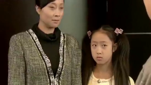 小后妈好心给继女过生日，结果继女却当众用蛋糕砸人，太没教养了_新浪新闻