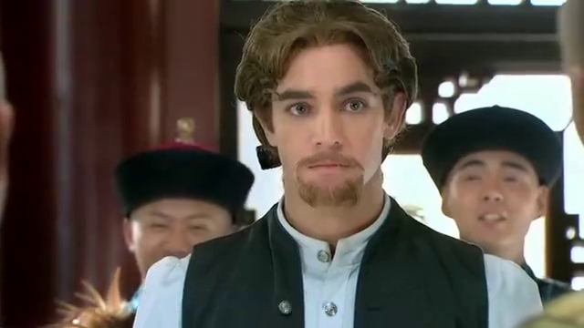 班杰明想到能见人的办法了,竟把头发剪下来,然后当胡子粘在脸上