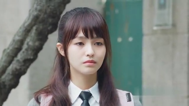 齐扇向易海蓝道歉,易海蓝没有原谅她,齐扇留下了悔恨的泪水