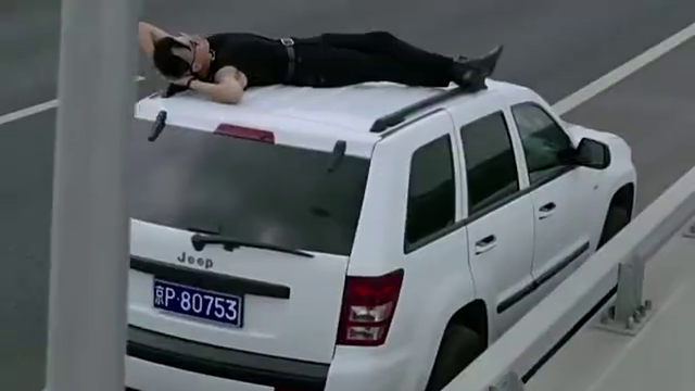 吏哥哥车顶耍帅被行人拍照发微博网友吏哥哥要火