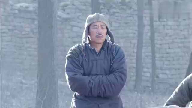 鬼子乔装村民偷地雷,谁知小伙一看对方罗圈腿,立马识破身份!