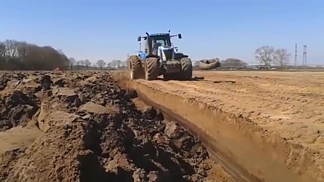 两台大马力拖拉机,直接翻地40公分,看着真是给力