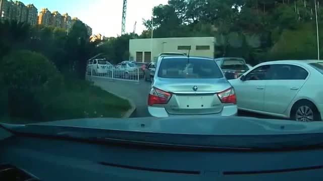 视频：朗逸追尾撞到前车，没想到对方还是位暴躁女司机