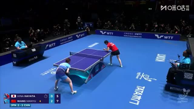 王曼昱3-0战胜早田希娜后，跑向场边与马琳拥抱，又与孙颖莎拥抱