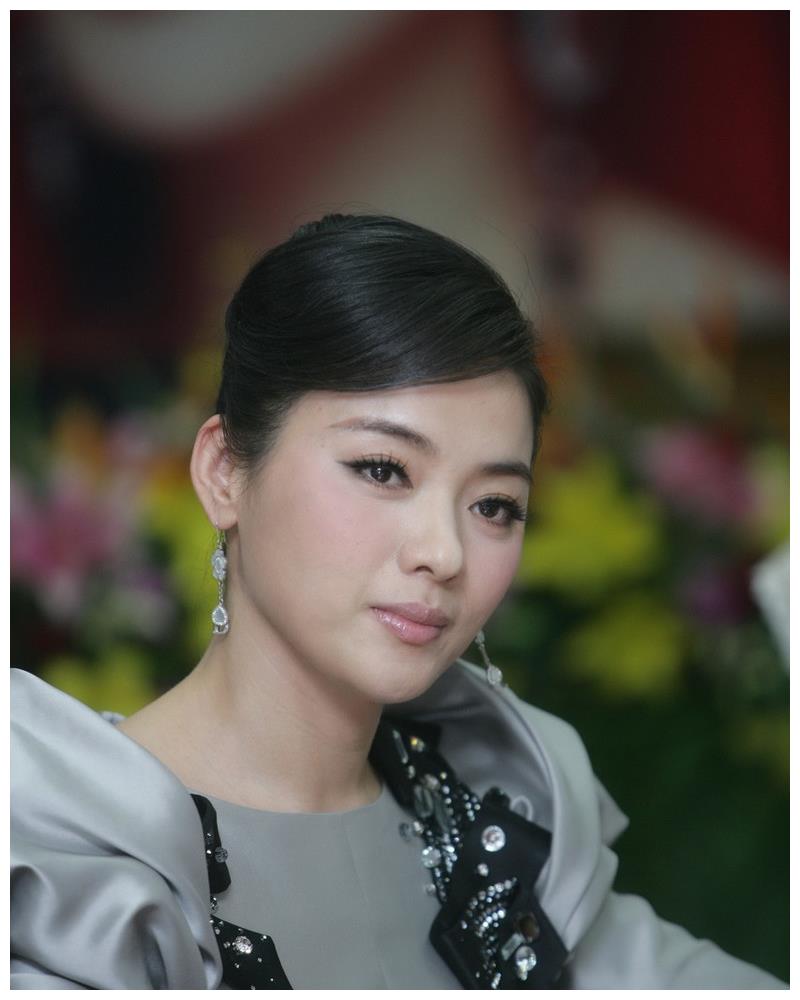 歌唱家陈思思是一个漂亮的湘妹子如此优秀的她却至今未婚