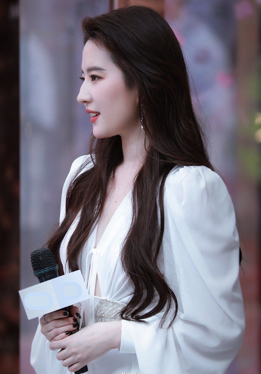 被刘亦菲的生图惊艳了!无美颜无滤镜宛如仙女,长发飘飘身材高挑