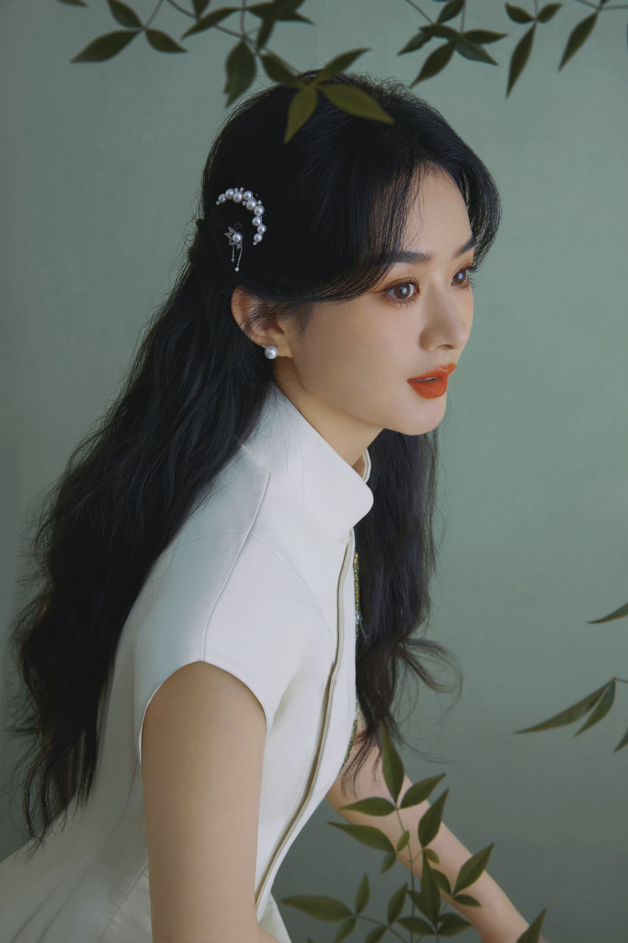 赵丽颖白色旗袍好美央视五四晚会登台献唱34岁宛如仙女