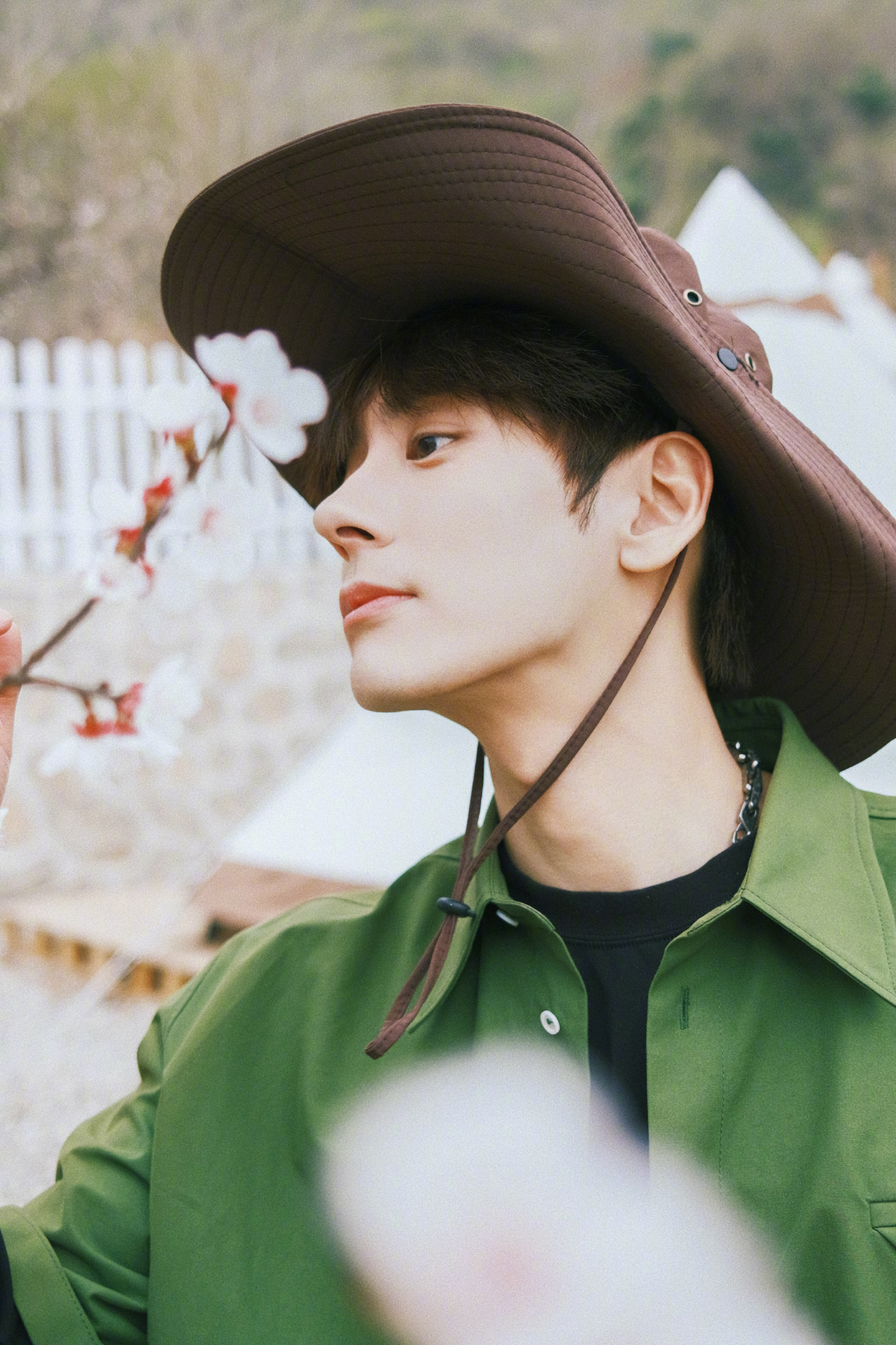 魏哲鸣帅气牛仔写真大片!倾听春日的花语,浪漫又唯美__财经头条