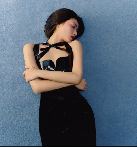 万茜穿黑丝大秀性感长腿 眼神冷艳御姐范十足