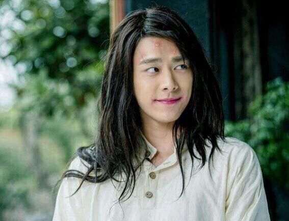 原来李易峰扮过这么多次女装,精致的五官和妆容,居然还挺好看!