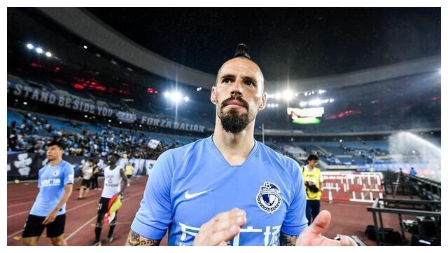 大连人队内竞争激烈,龙东、博阿滕也需竞争上岗,谁的优势更大?