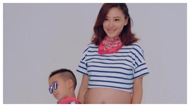 应采儿被要求穿露脐装拍孕妈照谁注意她肚子上的皮肤早该想到