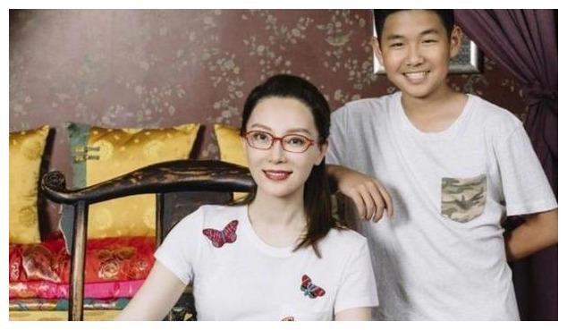 43岁陈数连董卿都自叹不如:嫁给二婚男,娱乐圈最会做后妈的女人