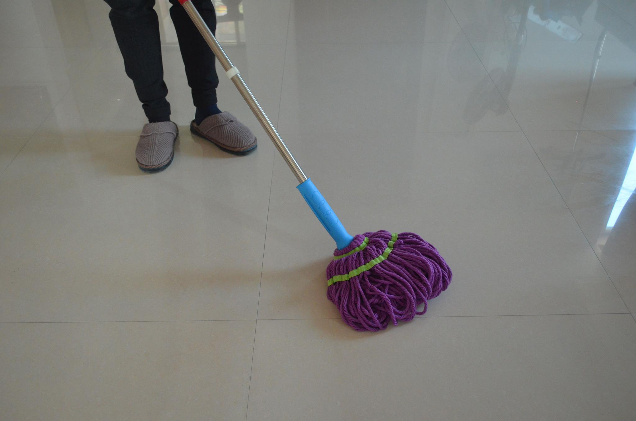 地砖拖不干净老有水印,有2个原因,这三个拖地步骤要记住!