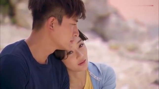 喜妇:贾乃亮和袁姗姗海边约会,俩人抱在一起,空气变得暧昧起来