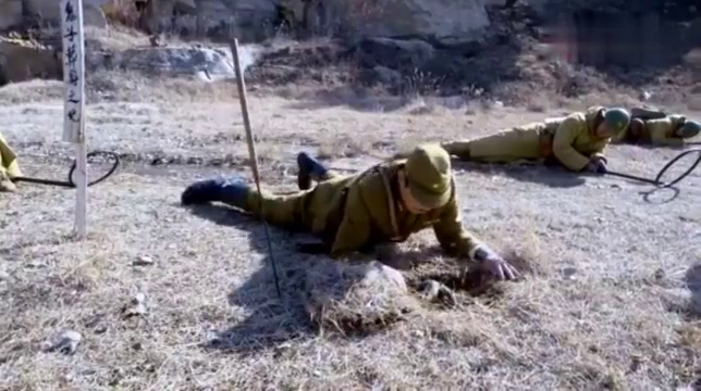 地雷战:鬼子破了地雷很得意,没想八路布的是连环雷,下秒崩溃了