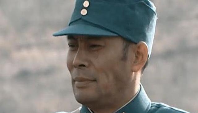 他曾出演过《亮剑》,因吃路边摊引热议,看到桌上车钥匙网友呆了