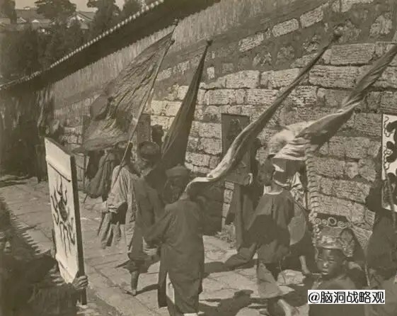 清朝老照片云南巡抚的仪仗队里竟然还有童工