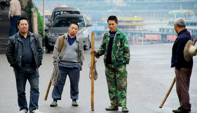重庆这一职业即将消失,鼎盛时期达到40万人,如今却不到一万人|棒棒军|重庆|职业_新浪新闻